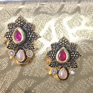 Beautiful Vintage Studs with pearls!